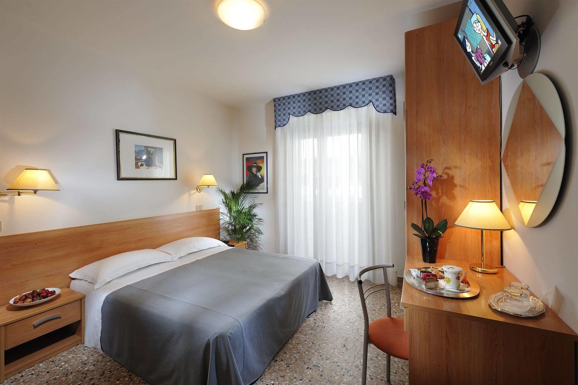 Hotel Rossini 4S リニャーノ・サッビアドーロ エクステリア 写真